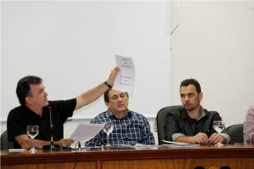 Prefeitos temem que cortes no orçamento da União atinjam restos a pagar Prefeitos temem que cortes no orçamento da União atinjam restos a pagar