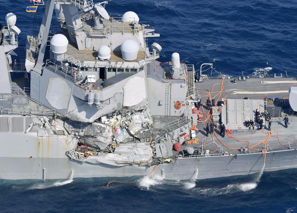 Dano causado ao USS Fitzgerald após o destróier colidir com um navio mercante com bandeira das Filipinas neste sábado (17) (Foto: Iori Sagisawa/Kyodo News via AP)