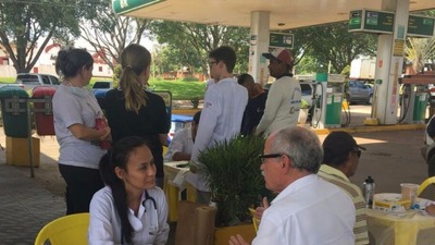 Caminhoneiros e viajantes recebem orientações e têm acesso a serviços de saúde gratuitos Caminhoneiros e viajantes recebem orientações e têm acesso a serviços de saúde gratuitos