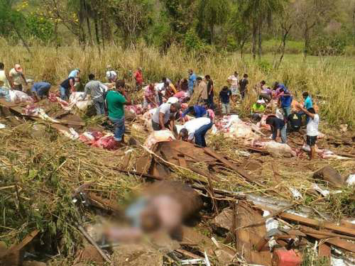 Moradores ignoram corpo e saqueiam carne transportada por caminhão que caiu em barranco Moradores ignoram corpo e saqueiam carne transportada por caminhão que caiu em barranco