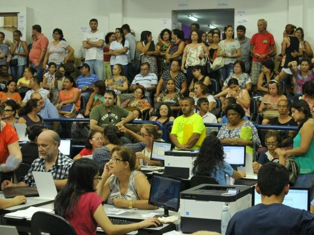 Filas e tumulto na reta final para quitar IPTU com 20% de desconto Alcides Neto