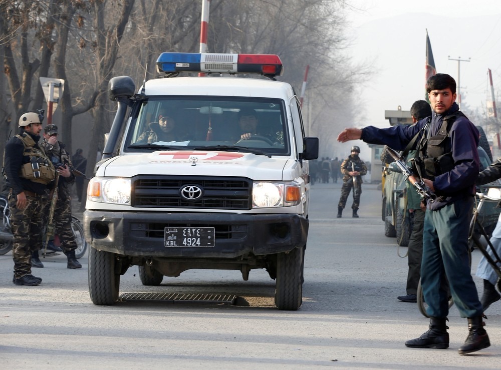 Forças de segurança do Afeganistão fecham acesso a agência de inteligência em Cabul após atentado nesta segunda-feira (25) (Foto: REUTERS/Omar Sobhani)