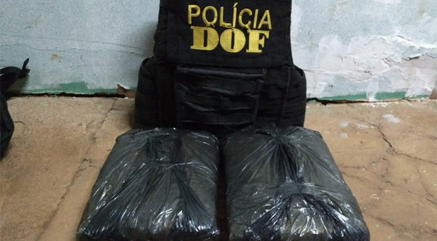 Passageira é presa dentro de ônibus com 4,3 kg de maconha Passageira é presa dentro de ônibus com 4,3 kg de maconha