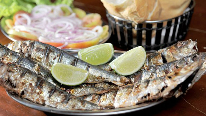 Festival Sardinha na Calçada leva tradição portuguesa a São Roque (SP) A tradição de assar as sardinhas artesanalmente na calçada é marca registrada da cultura portuguesa (Foto: Divulgação)