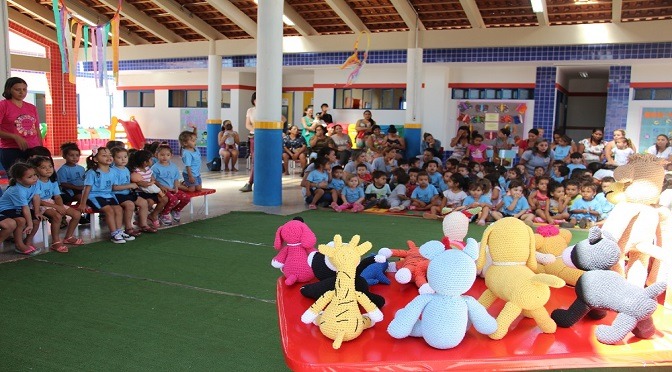 Brinquedos feitos por detentos beneficiam sétima escola