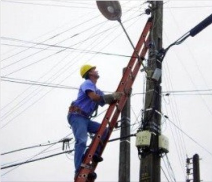 Moradores do Aero Rancho comemoram troca de lâmpada em Av. Thirson de Almeida