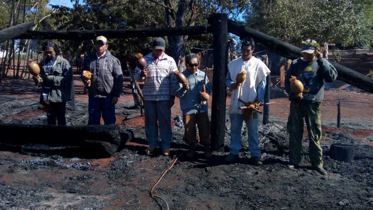 Incêndio destrói casa de reza em Reserva Indígena de Dourados Rezadores fazem oração nas cincas de Casa de Reza incendiada
Foto: Divulgação