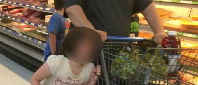 Pai faz compras em mercado com filha presa pelo cabelo a carrinho © Reprodução / Facebook / Érika Burch