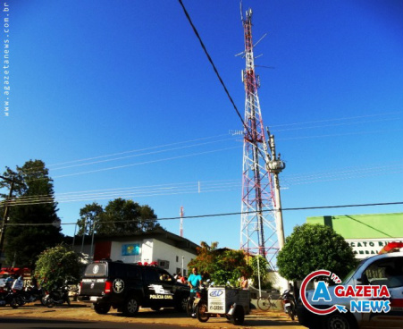 Após pular o muro e adentrar na área restrita da operadora da telefonia, o rapaz subiu na torre e se atirou de uma altura de aproximadamente 15 metros. Ele morreu na hora. (Foto: Vilson Nascimento)