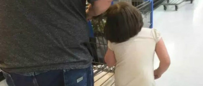 Pai faz compras em mercado com filha presa pelo cabelo a carrinho Pai faz compras em mercado com filha presa pelo cabelo a carrinho