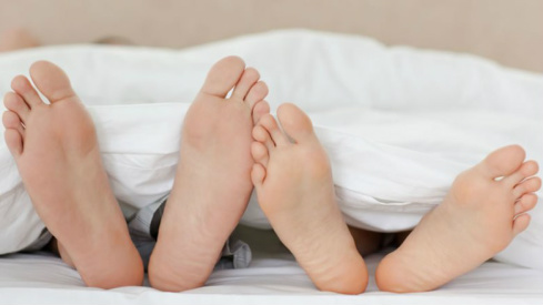 Dormir com cebola nos pés traz muitos benefícios