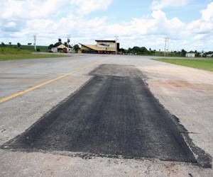 Remendo feito em pista do aeroporto de Bonito - Edemir Rodrigues/Notícias MS