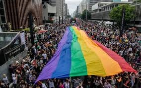 Parada do Orgulho LGBT lota Avenida Paulista e defende Estado laico