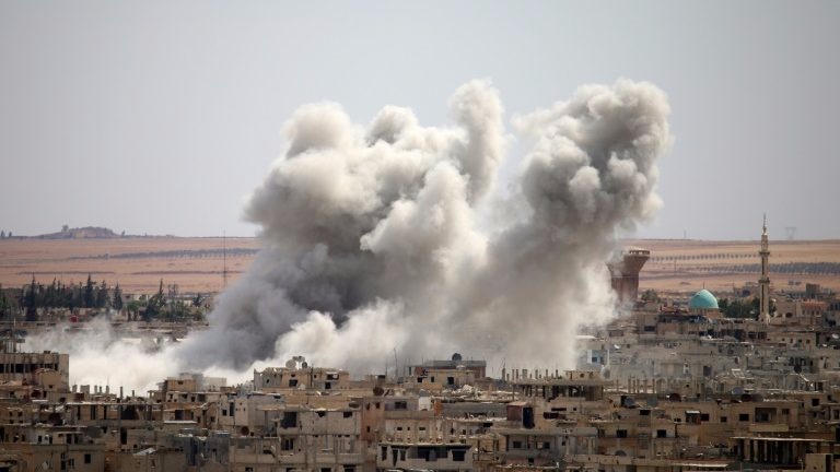 (Arquivo) Fumaça em edifícios da cidade síria de Dera após bombardeio aéreo em 14 de junho de 2017 - AFP