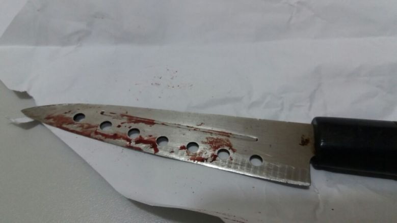 Motorista nega dinheiro a homem e é esfaqueado em semáforo Homem esfaqueou vítima que lhe negou dinheiro - Foto: Osvaldo Duarte