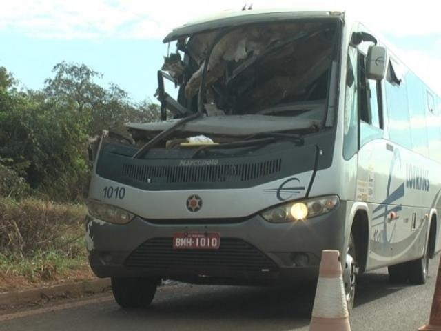 Acidente entre ônibus e carreta deixa nove pessoas feridas Reprodução/TVC
