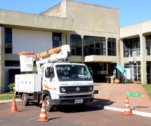 Veículo da concessionária em frente ao prédio da Agraer, no Parque dos Poderes - Bruno Henrique
