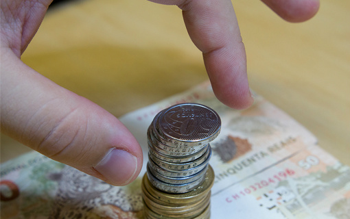 Renda cai entre trabalhadores mais pobres; mais ricos têm ganho acima da inflação Renda cai entre trabalhadores mais pobres; mais ricos têm ganho acima da inflação