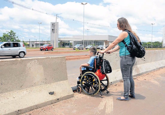 Governo promete travessia elevada, mas, equanto isso, Máximus passa entre vãos onde serão instalados postes de luz - Foto: Bruno Henrique