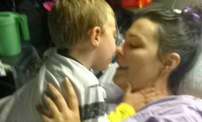 Pincel de maquiagem deixa mulher paraplégica Seu filho Tommy de 2 anos é sua maior força agora.