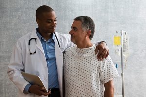 Inscrição para contratação de médicos com salário de até R$ 12 mil está aberta