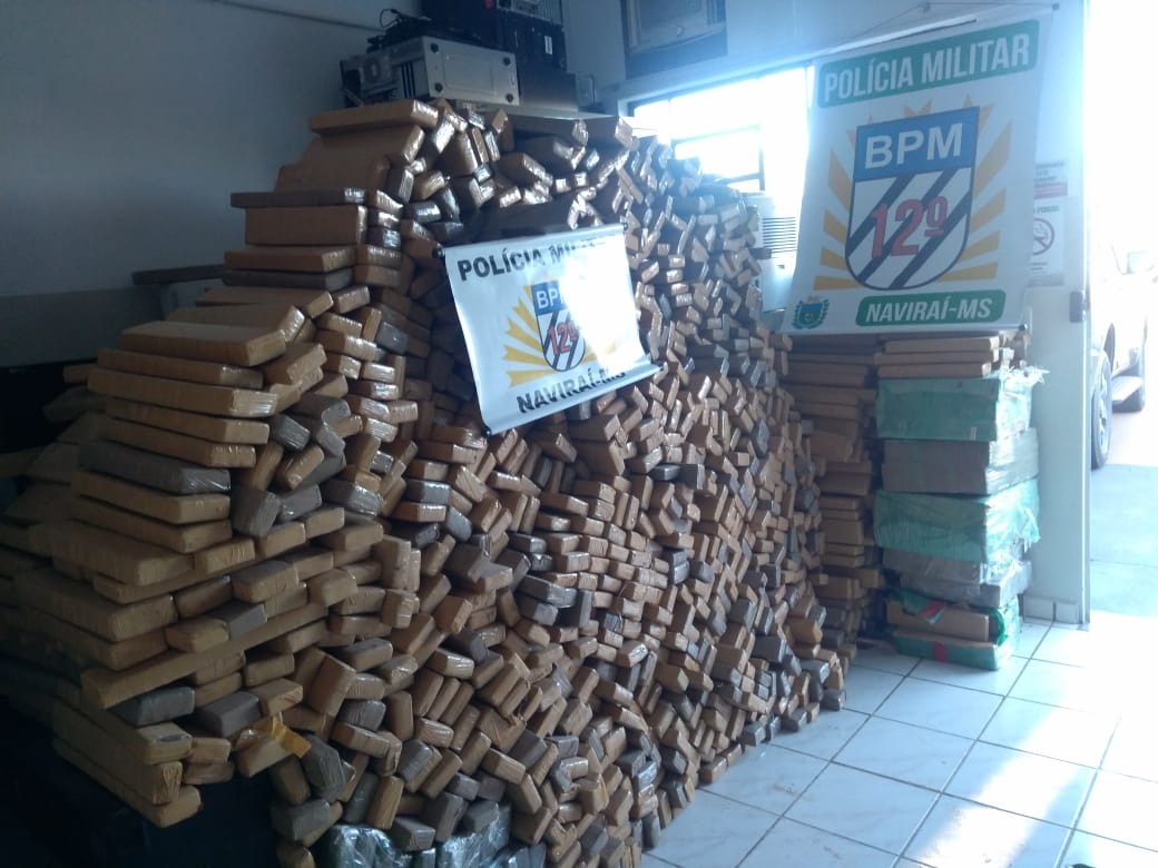PM apreende 2 toneladas de maconha em carga de farelo de trigo PM apreende 2 toneladas de maconha em carga de farelo de trigo