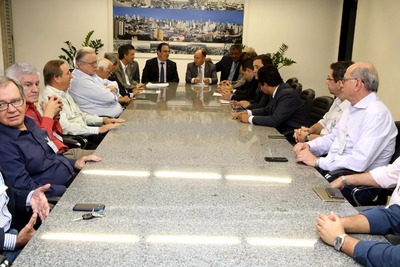 Com intermediação da ALMS, Governo e Prefeitura confirmam repasses à Santa Casa Reunião ocorreu na Sala da Presidência
Foto: Victor Chileno