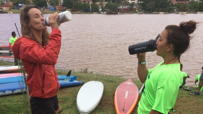 Galões de água substituirão copos descartáveis para preservar limpeza de parques