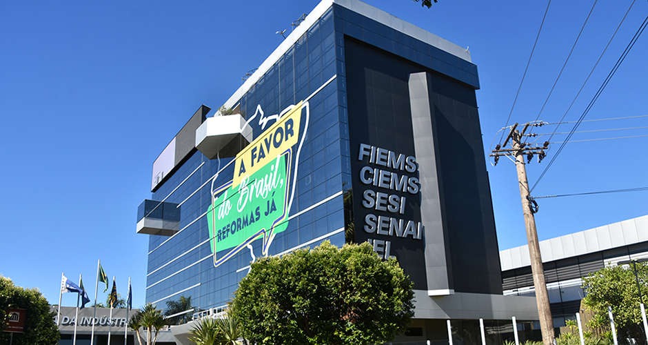 Fiems instala adesivo gigante de apoio às reformas Foto: Assessoria