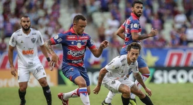 Com um a menos, Atlético-MG arranca empate do Fortaleza no fim Resultado deixa as duas equipes empatadas na tabela do Brasileirão. Lance