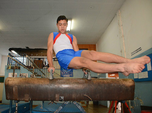 Ginasta de Campo Grande busca vaga de titular na seleção David Matheus faz exercício no cavalo, durante treinamento. Foto: Gerson Oliveira/Correio do Estado