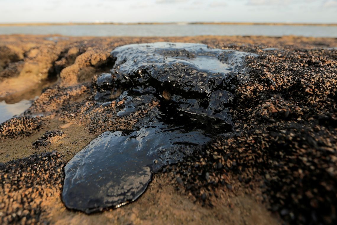 Quatro mil toneladas de óleo já foram retiradas de praias nordestinas REUTERS/Alisson Frazão