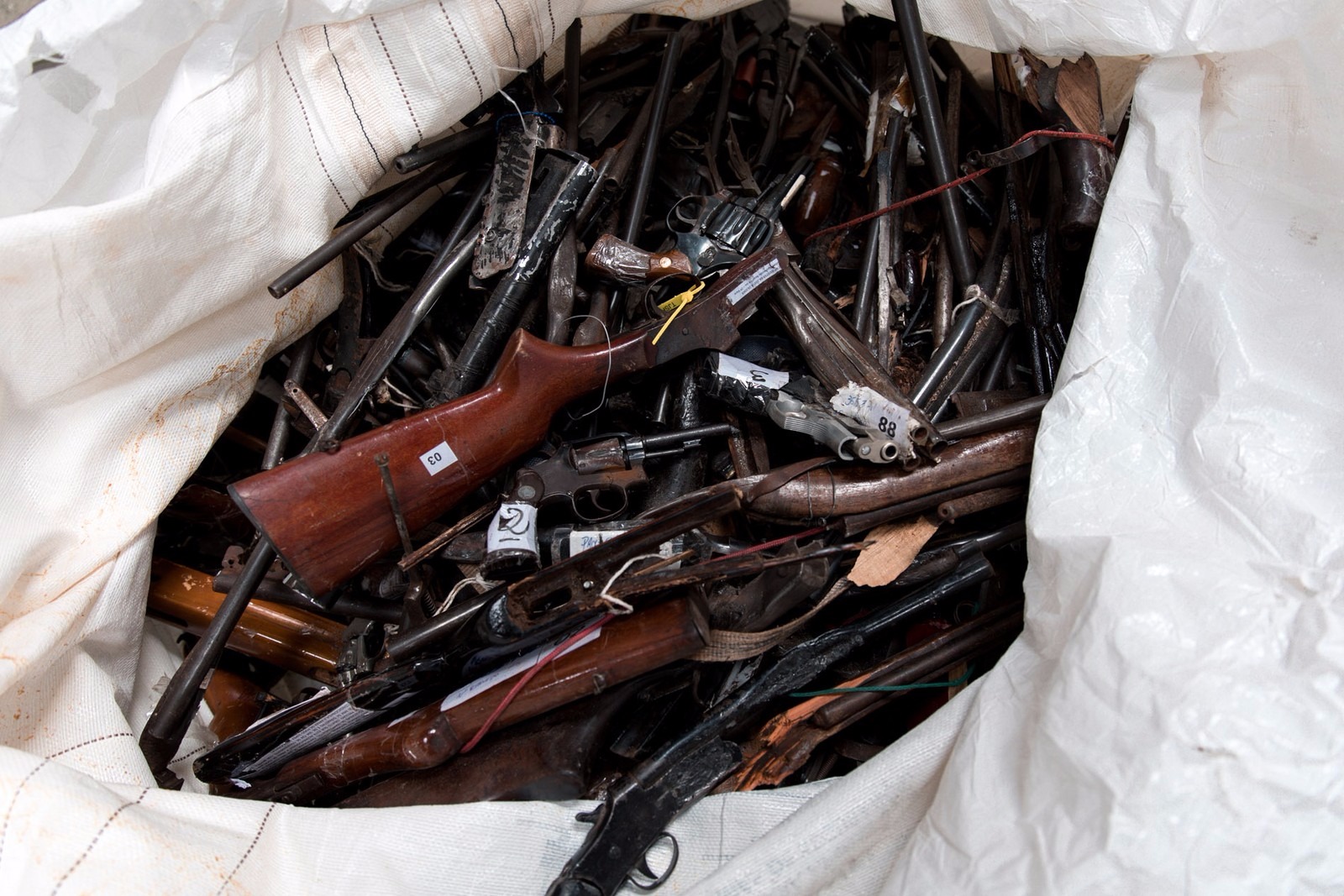 Armas apreendidas em quartel do Exército em São Paulo, prontas para serem destruídas em siderúrgicas (Foto: Marcelo Brandt/G1)