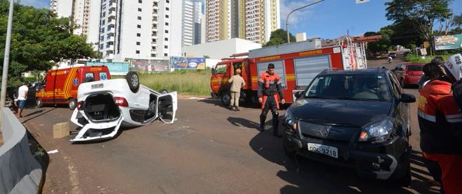 A motorista do Ford Ka teve ferimentos leves e foi socorrida, sendo levada para o ProntoMed, na Capital.