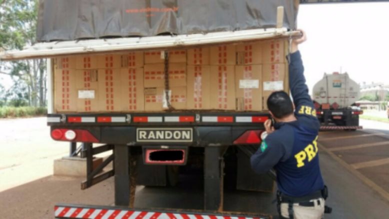 Carretas são apreendidas com 700 mil maços de cigarros ilegais