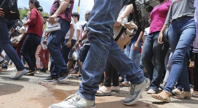 Enem começa hoje com redação e 5,1 milhões de inscritos 5,1 milhões de estudantes devem fazer as provas do Enem neste domingo. Valter Campanato/Agência Brasil