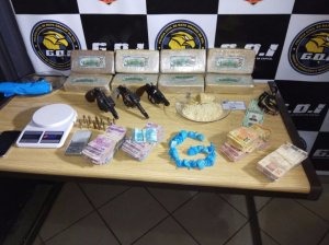 Policiais do GOI apreenderam pasta base, armas e dinheiro na casa do suspeito (Foto: Divulgação)