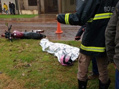 Acidente ocorreu hoje de manhã no bairro Altos do Indaiá, em Dourados (Foto: Adilson Domingos)
