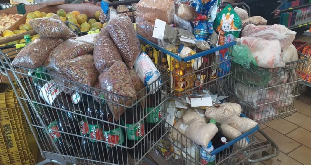 Procon autua supermercado por venda de produtos impróprios ao consumo Procon autua supermercado por venda de produtos impróprios ao consumo
