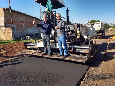 Sergio Nogueira e Geraldo Resende acompanham o asfaltamento sendo realizado no Jardim Carisma / Foto: Divulgação
