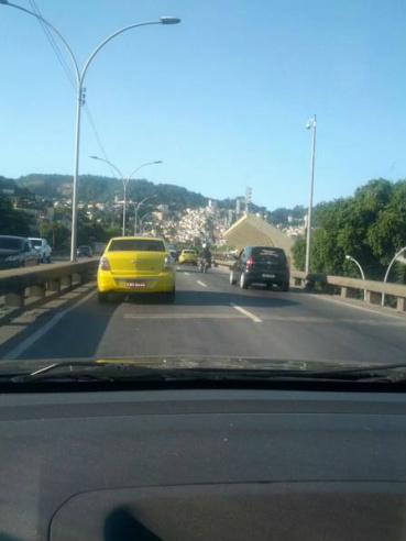 Os suspeitos fogem do local Foto: Ubiratan Gomes Costa / Foto do leitor
