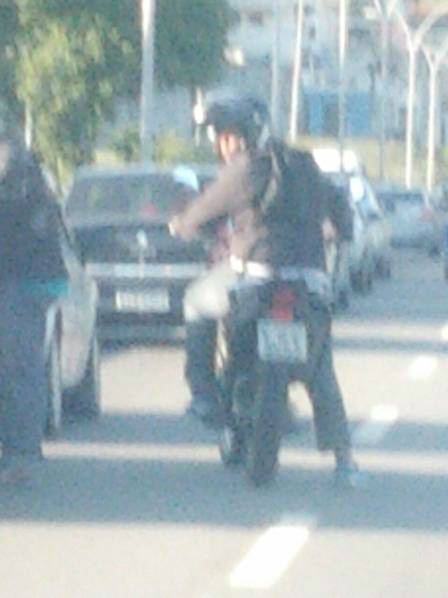 O home m que pilotava a moto, após o que estava na garupa 