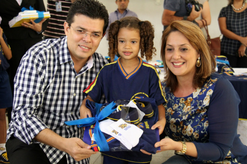 Foto:Marlon Ganassin 
Prefeito e a primeira-dama entregam kits e uniformes na escola Professora Iracema Maria Vicente 