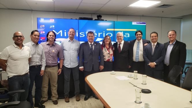 Deputado e representantes de setores diversos da saúde de MS no Ministério da Saúde (foto: Lilian Dias)