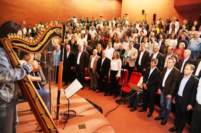 Solenidade de assinatura de emendas teve apresentação cultural de Lenilde Ramos
