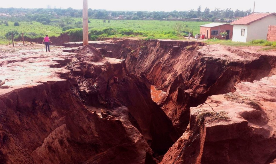 A cratera no Jardim Paraíso, em Naviraí, ameaçava residências. O Governo do Estado vai investir, ao todo, mais de R$ 17 milhões para sanar o problema. Foto: Naviraí Notícias 