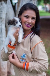 Para incentivar adoção, voluntários fazem ensaio fotográfico com animais do CCZ Animalzinho para adoção sob os cuidados da servidora do CCZ.