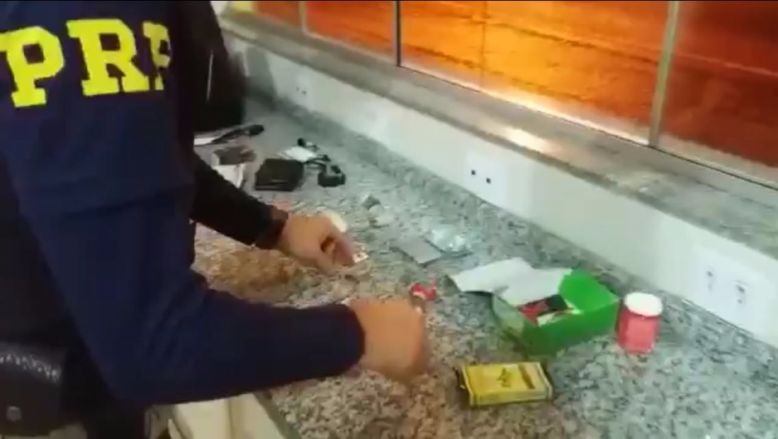 Caminhoneiro é preso trafegando sob efeito de cocaína