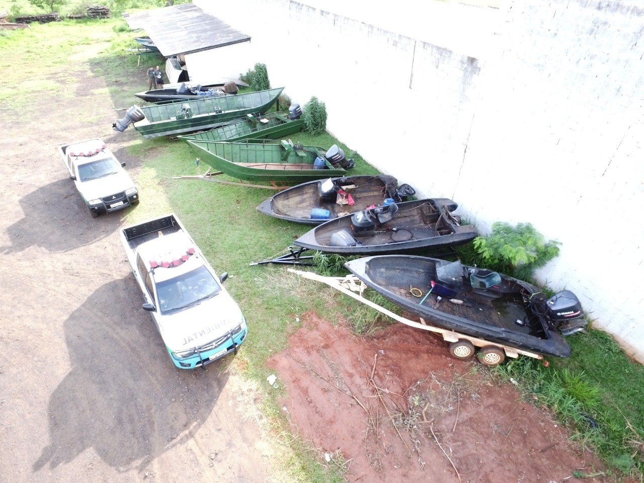 PMA desmonta acampamento e apreende sete lanchas utilizadas em contrabando PMA desmonta acampamento e apreende sete lanchas utilizadas em contrabando