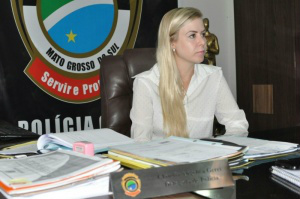 Delegada Cláudia Angélica, da DPCEA, diz que o vigilante confessou parcialmente o crime. (Foto:Filipe Prado)